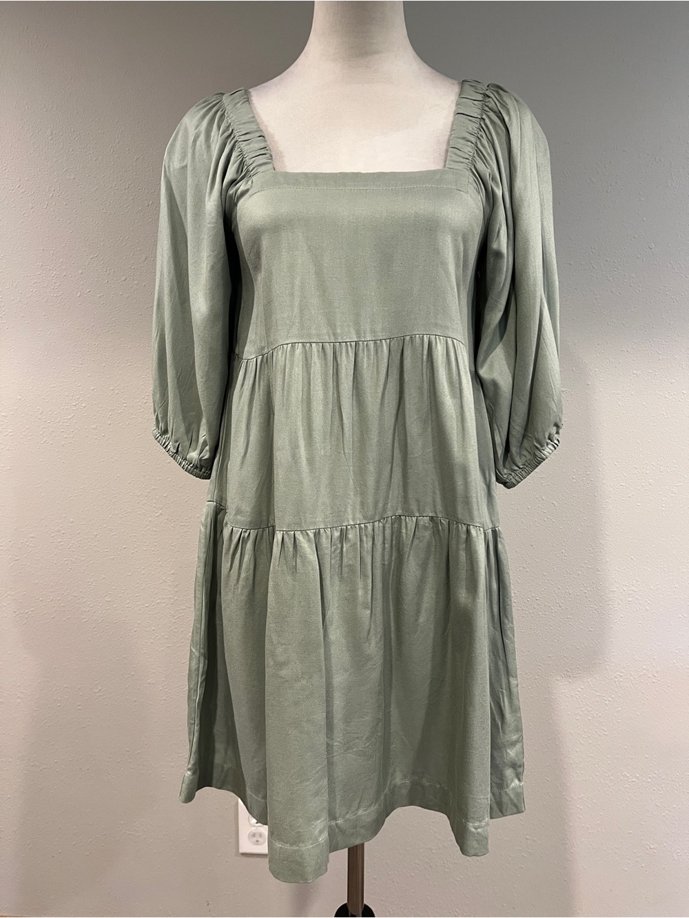 Beyond words Sage Tiered Square-Neck Dress size small